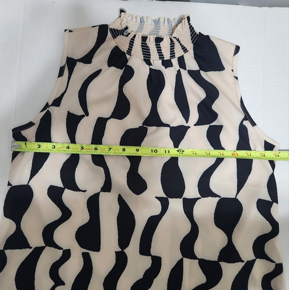 Chic Summer Elegance: Shirred High-Neck Striped Tank Top - Picture 6 of 7